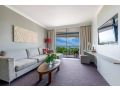 Breezy Harbourfront Resort with Seaviews & Pool Apartment, Darwin - thumb 5