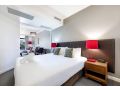 Breezy Harbourside Getaway - Balcony & Resort Pool Apartment, Darwin - thumb 3