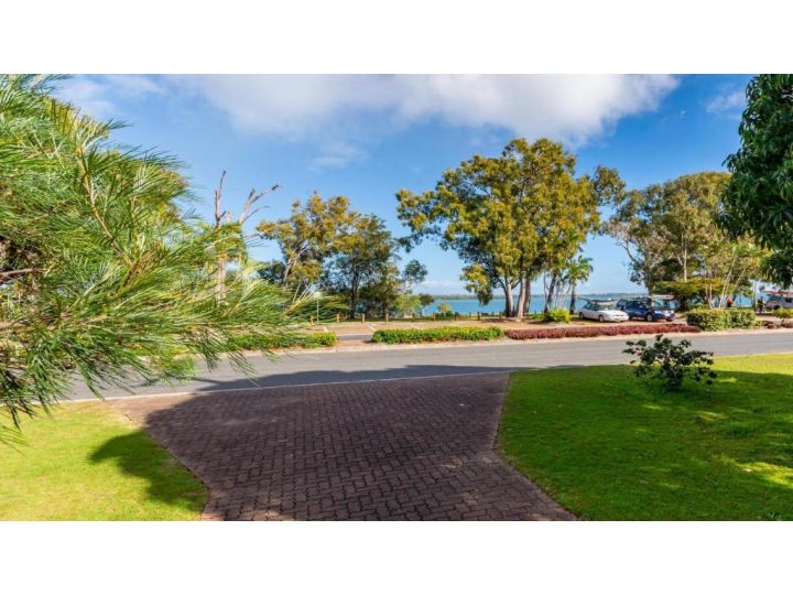 Bribie Beach House, Waterfront directly across the road - Solander Esp, Banksia Beach Guest house, Bribie Island - imaginea 2