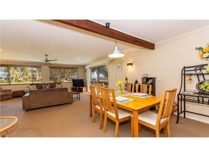 Bribie Beach House, Waterfront directly across the road - Solander Esp, Banksia Beach Guest house, Bribie Island - imaginea 5