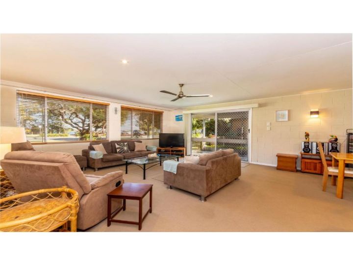 Bribie Beach House, Waterfront directly across the road - Solander Esp, Banksia Beach Guest house, Bribie Island - imaginea 3