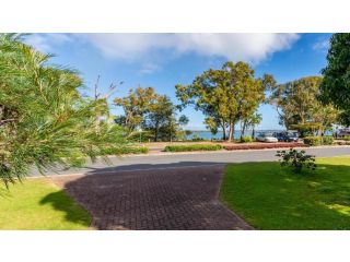 Bribie Beach House, Waterfront directly across the road - Solander Esp, Banksia Beach Guest house, Bribie Island - 2