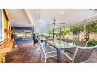 Bribie Beach House, Waterfront directly across the road - Solander Esp, Banksia Beach Guest house, Bribie Island - 4