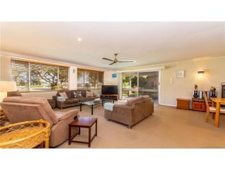 Bribie Beach House, Waterfront directly across the road - Solander Esp, Banksia Beach Guest house, Bribie Island - 3