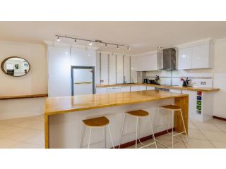 Bribie Escape, Top Floor Unit with Waterviews Guest house, Bellara - 3