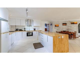 Bribie Escape, Top Floor Unit with Waterviews Guest house, Bellara - 2