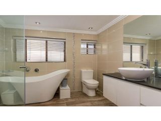 Bribie Escape, Top Floor Unit with Waterviews Guest house, Bellara - 5