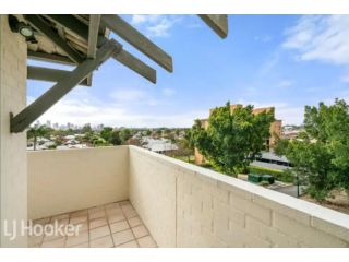 Bright 2 Bedroom Apartment Near Optus Stadium Apartment, Perth - 5