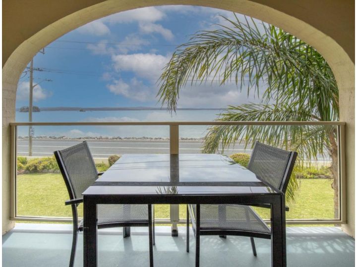 Bright and Spacious Beach Front 1-Bed Apartment Apartment, Batehaven - imaginea 1