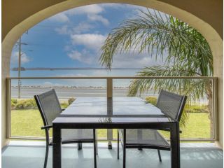 Bright and Spacious Beach Front 1-Bed Apartment Apartment, Batehaven - 1