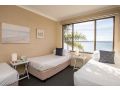 Bright and Spacious Beach Front 1-Bed Apartment Apartment, Batehaven - thumb 6