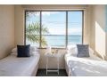 Bright and Spacious Beach Front 1-Bed Apartment Apartment, Batehaven - thumb 5