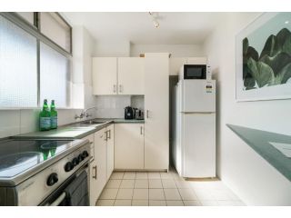 Bright and Sunny Studio Apartment Apartment, Sydney - 3