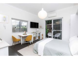 Bright Beachfront Studio with Terrace & Aircon Apartment, Sydney - 2