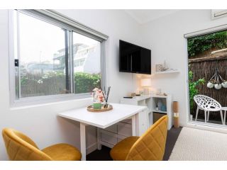 Bright Beachfront Studio with Terrace & Aircon Apartment, Sydney - 3