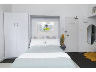 Bright Beachfront Studio with Terrace & Aircon Apartment, Sydney - 4