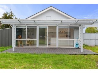 Bright Coastal Cottage with Spacious Backyard Guest house, Safety Beach - 1