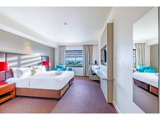 Bright Side Resort Living with Pool on Esplanade Apartment, Darwin - 2