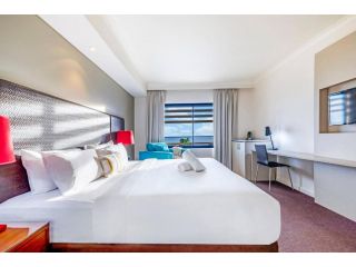 Bright Side Resort Living with Pool on Esplanade Apartment, Darwin - 4
