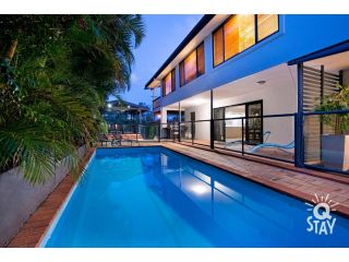 Broadbeach Waters 7 Bedroom home with Pool - QSTAY Guest house, Gold Coast - 1