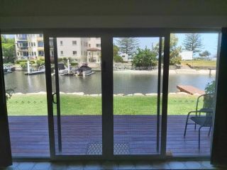 Broadwater Canal Frontage-Runaway Bay-Boat Ramp Apartment, Gold Coast - 2