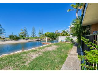 Broadwater Canal Frontage-Runaway Bay-Boat Ramp Apartment, Gold Coast - 1