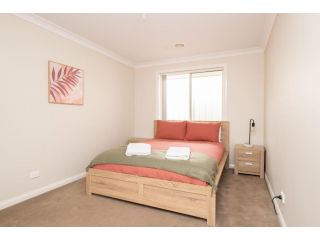 Brookfield Spacious, Modern & Stylish Sleeps 9 Guest house, Orange - 5