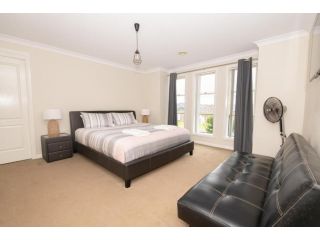 Brookfield Spacious, Modern & Stylish Sleeps 9 Guest house, Orange - 4