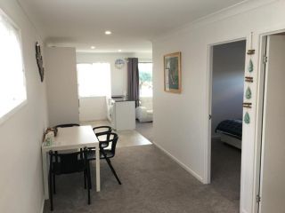2BD Family or Couple Guesthouse Upstairs near Turf club, HOTA in Bundall Guest house, Gold Coast - 3
