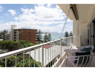 Burleigh Point Beach Vibes Stylish and Modern Apartment, Gold Coast - 3