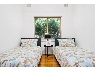 Burwood Lovely 2-bedroom Unit with Free parking Apartment, Sydney - 5