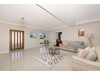 Modern Luxury Ocean Views Guest house, Townsville - 3