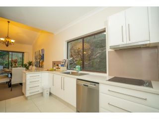 Private retreat with City & Ocean views close to theme parks Guest house, Gold Coast - 5
