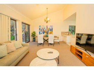 Private retreat with City & Ocean views close to theme parks Guest house, Gold Coast - 4