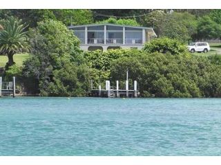 BY THE SEA WATERFRONT HUSKISSON JERVIS BAY with Private Jetty & Garden Guest house, Huskisson - 1
