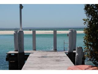 BY THE SEA WATERFRONT HUSKISSON JERVIS BAY with Private Jetty & Garden Guest house, Huskisson - 2