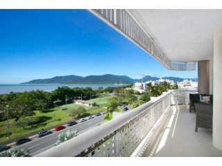 Cairns Luxury Seafront Apartment Apartment, Cairns - 1