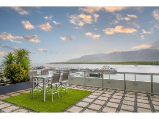 Cairns Waterfront Luxury at Harbourlights Apartment, Cairns - 1