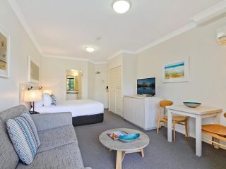Calypso Plaza Resort Unit 141 Studio style apartment - Beachfront Coolangatta Hotel, Gold Coast - 4