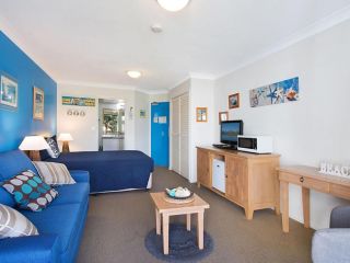 Calypso Plaza Resort Unit 215 Beachfront Studio Apartment Hotel, Gold Coast - 1