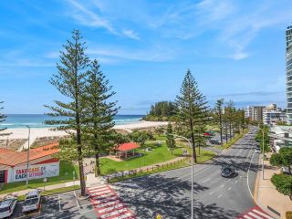 Calypso Plaza Resort Unit 462 - Penthouse style apartment Beachfront Coolangatta Apartment, Gold Coast - 2