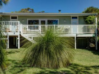 Calypsos Cottage at Hyams Beach 4pm Check Out Sundays Guest house, Hyams Beach - 4