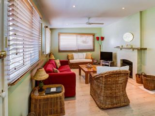 Calypsos Cottage at Hyams Beach 4pm Check Out Sundays Guest house, Hyams Beach - 5