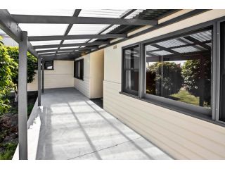 Camellia Cottage on Church Guest house, Lakes Entrance - 1