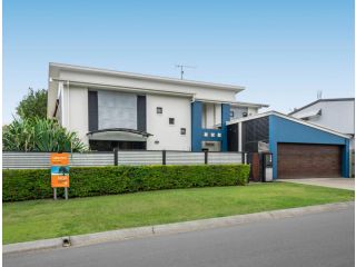 Campbell St, 11 Moffat Beach Guest house, Caloundra - 2