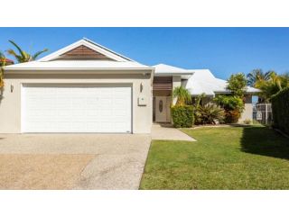 Canal Side Holiday Home Guest house, Banksia Beach - 1