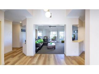Canal Side Holiday Home Guest house, Banksia Beach - 4