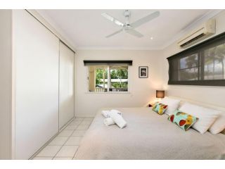 Tiki Dreams - With A Large Breezy Balcony Guest house, Queensland - 3