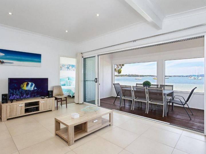 Casa Martins', 219 Foreshore Drive - Absolute Waterfront House Guest house, Corlette - imaginea 7