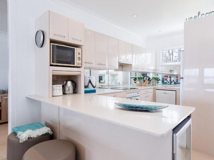 Casa Martins', 219 Foreshore Drive - Absolute Waterfront House Guest house, Corlette - imaginea 5